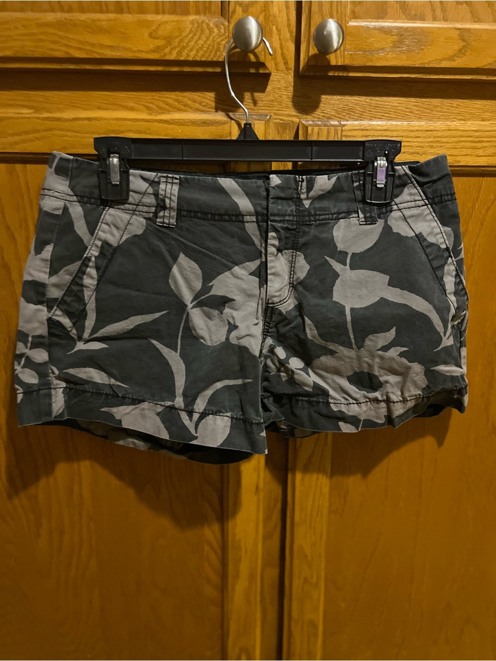 Old Navy Black and Tan/Gray Floral Print Short Shorts
